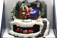 Karácsonyi dísz - Santa a ház előtt és mozgó vonat - világító - 13 cm