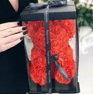 Rózsákból készült mackó ajándékcsomagolásban - 25 cm